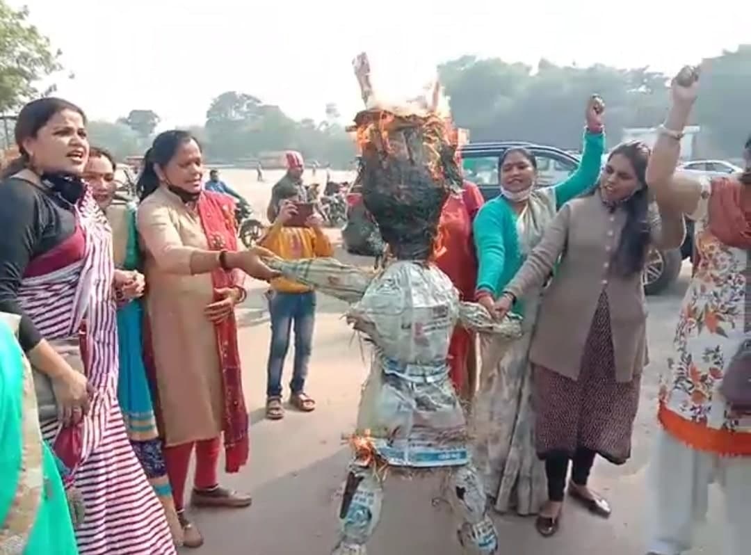 कांग्रेसियों का फूटा सिंधिया पर गुस्सा, पुलिस ने जलते पुतले छीने, जमकर हुई झूमाझटकी 