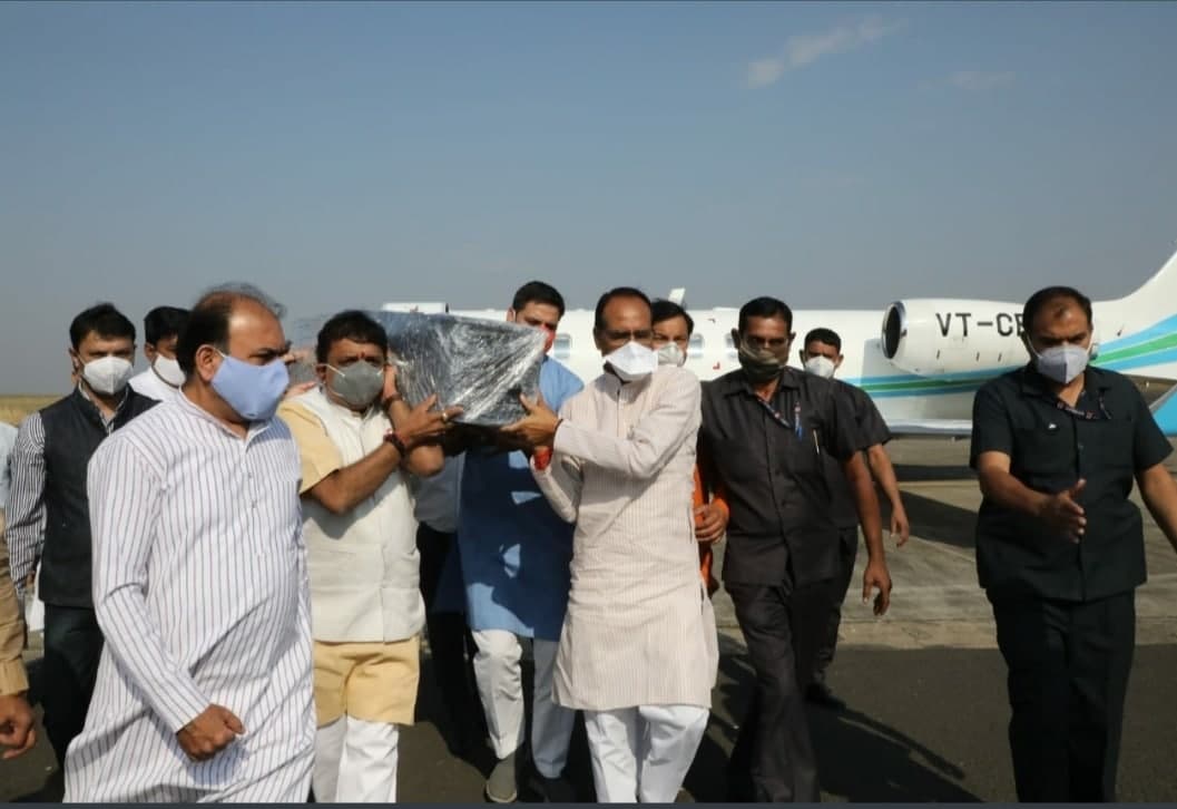 पूर्व सांसद सारंग की पार्थिव देह को सीएम शिवराज ने दिया कंधा, शाम को राजकीय सम्मान के साथ होगा अंतिम संस्कार  