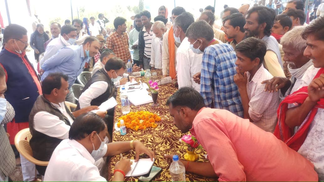 MP : अधिकारी-कर्मचारियों से ग्रामीण परेशान, विधायक से लगाई मदद की गुहार
