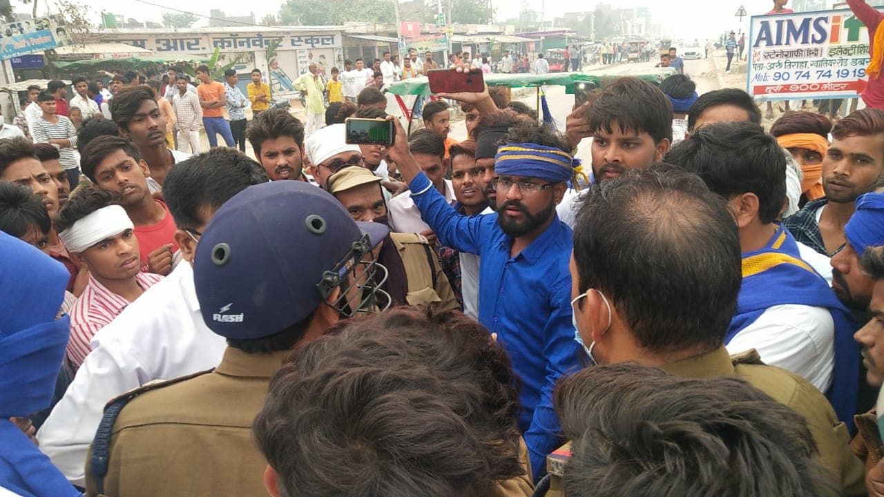 थाना प्रभारी के खिलाफ भीम आर्मी लामबंद, नेशनल हाई- वे किया जाम