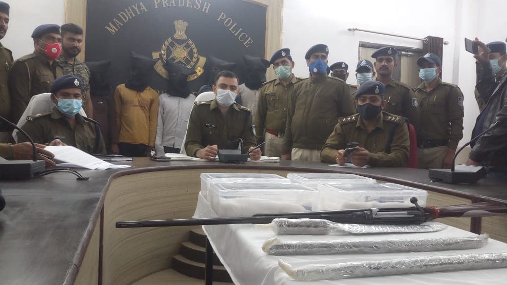 डकैती की योजना बनाते 5 गिरफ्तार, अवैध हथियार और 4 लाख के गहने बरामद  