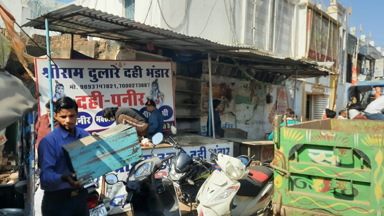 जिला प्रशासन की अतिक्रमण विरोधी मुहिम,मंदिर के सामने वर्षों से जमे दुकानदारों पर चला डंडा 