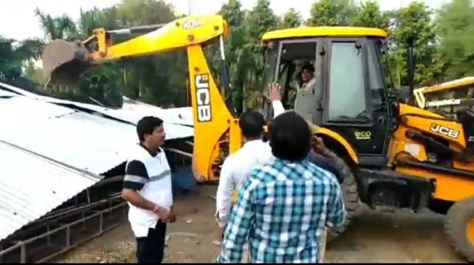 एंटी माफिया अभियान का पहला निशाना बने कांग्रेस नेता, मैरिज गार्डन पर चला बुलडोजर  