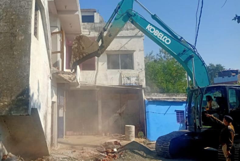 सीहोर में सूदखोर पर पहली कार्रवाई, JCB पोकलेन से ढहाया 2 मंजिला मकान
