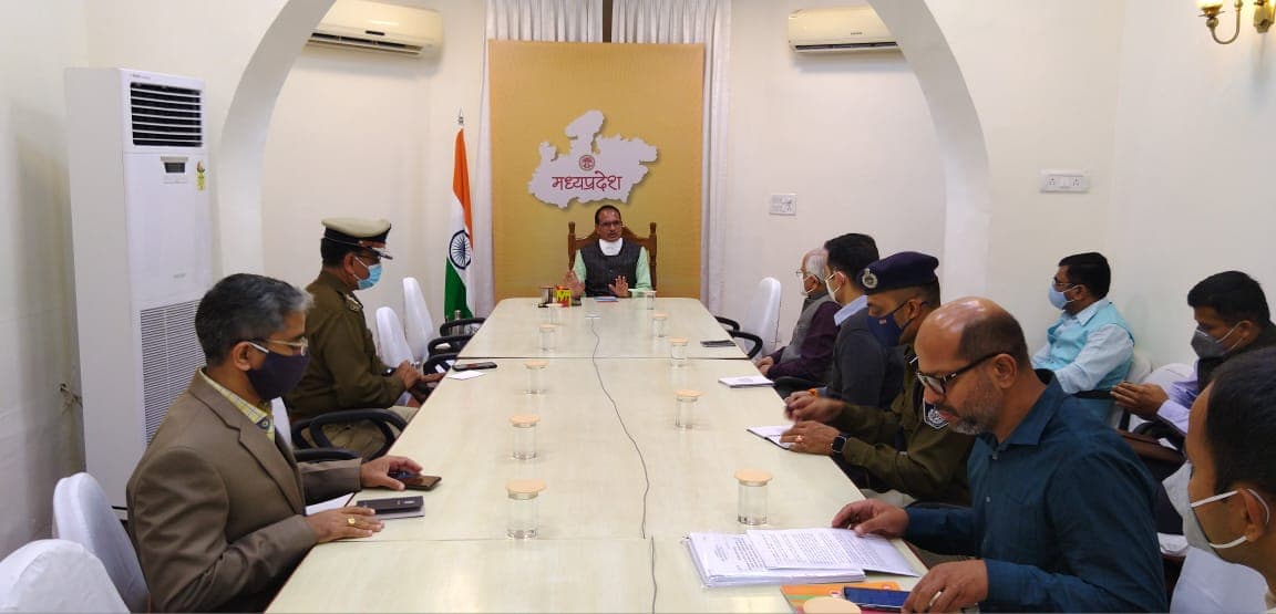 सीएम शिवराज ने की आपात बैठक, कहा- कोई भी गरीब रोजी-रोटी से न हो वंचित