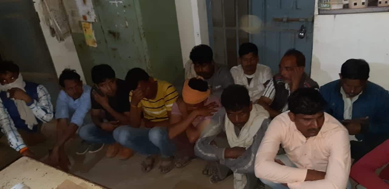 दीपोत्सव के पहले पुलिस का जुआरियों पर हल्लाबोल, 12 जुआरियों से ढेड़ लाख ज़ब्त