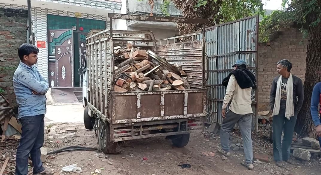 क्षमता से अधिक लकड़ी मिलने पर वन विभाग ने आरा मशीन संचालक के खिलाफ की कार्रवाई