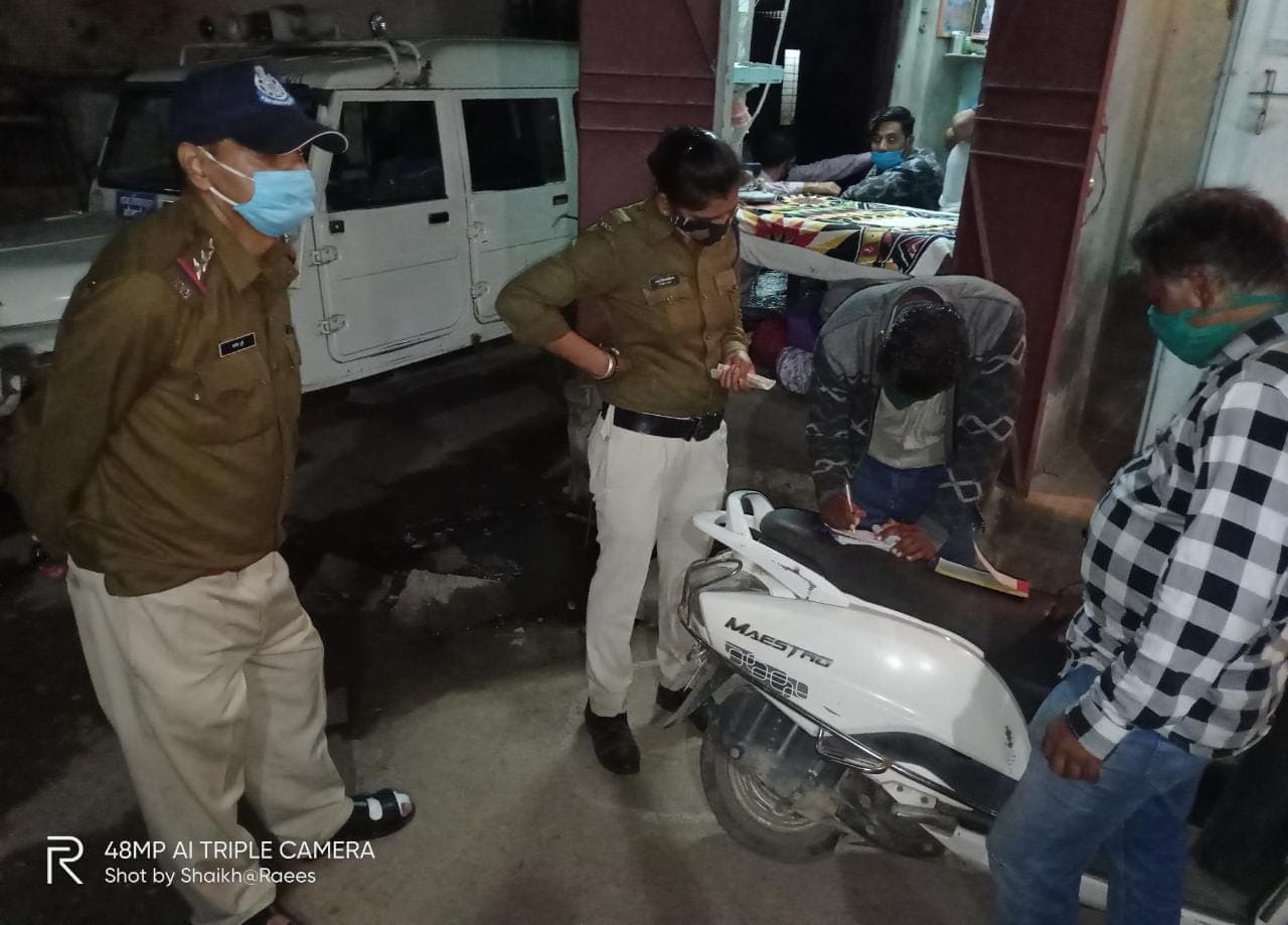 मास्क,हेलमेट नहीं पहनने वालों पर चलानी कार्रवाई के बीच गाड़ी सवार के लिए थाना प्रभारी ने बजाई तालियां
