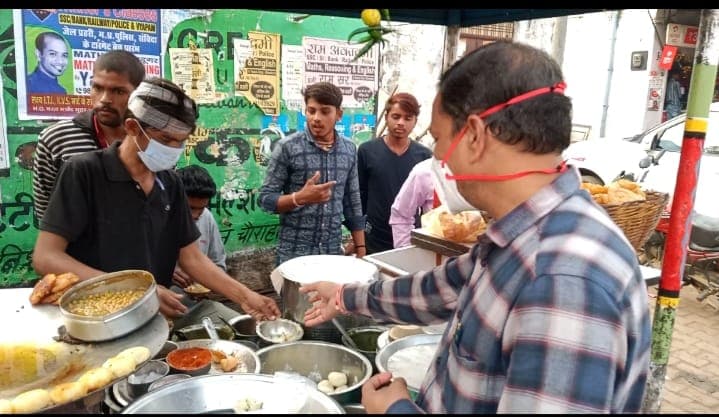 प्रशासन की टीम के कड़े तेवर देख दिन में ही बंद हुआ बाजार, प्रशासनिक अमले ने दुकानों से लिए सैंपल