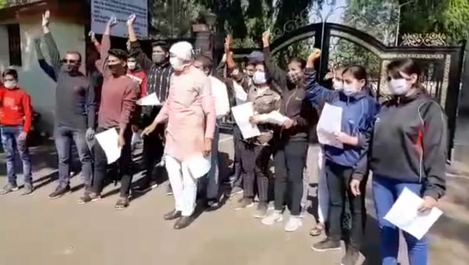 जबलपुर में रानी दुर्गावती विश्वविद्यालय के छात्रों का प्रदर्शन, परीक्षा में पास नहीं होने से हैं नाराज