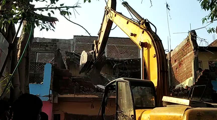 कंप्यूटर बाबा पर सरकार ने कसी नकेल, करीबी पर कार्रवाई