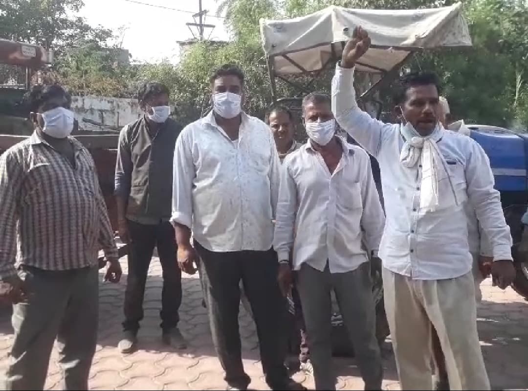 खराब ट्रांसफार्मर लेकर पहुंचे ग्रामीणों ने किया एमपीईबी का घेराव, जमकर की नारेबाजी