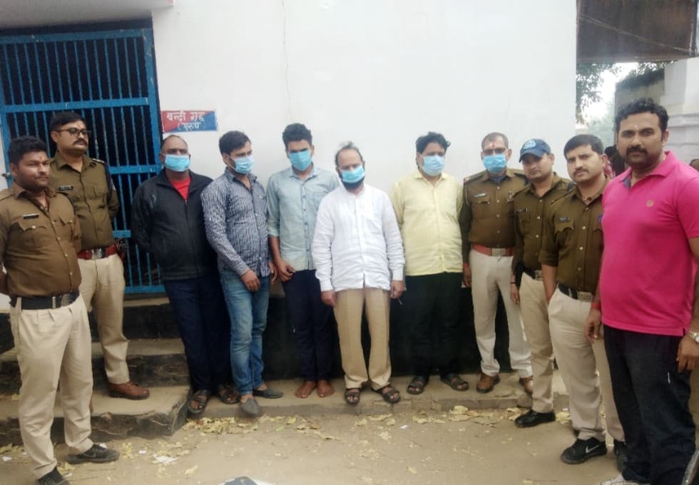 ठगी के आरोपी को पकड़ने गए पुलिसफ़ोर्स पर जानलेवा हमला, दो पुलिसकर्मी घायल