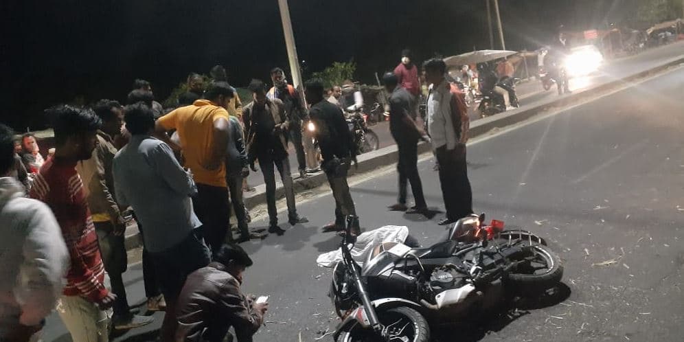 तेज रफ्तार बाइक ट्रक के नीचे आई, हादसे में युवक की मौके पर ही दर्दनाक मौत