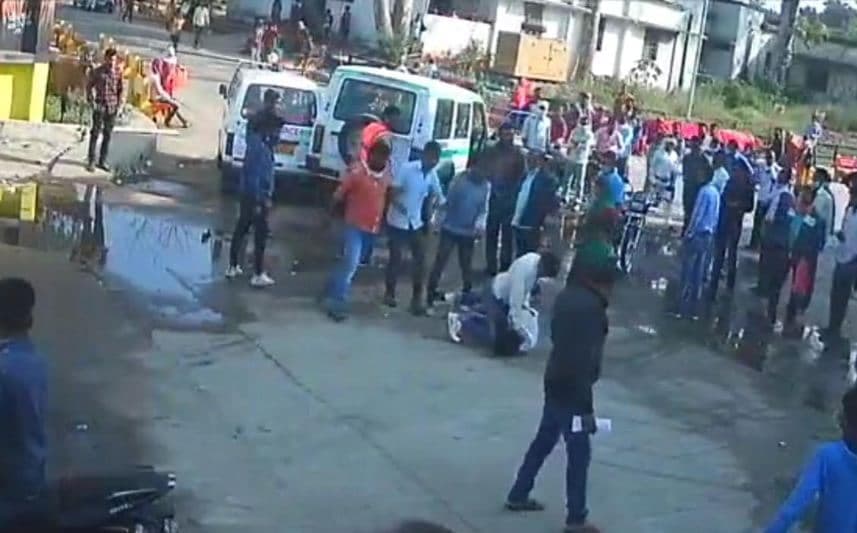 VIDEO: शव ले जाने भिड़ गए एम्बुलेंस ड्राइवर, एक दूसरे को जमकर पीटा