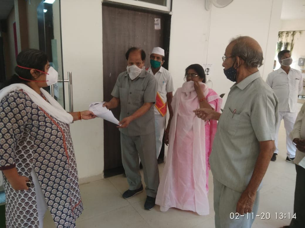 दो दिनों से नहीं मिले डॉक्टर, मरीज हो रहे परेशान, लोकतंत्र सेनानी के साथ समाज सेवियों ने कलेक्टर को सौंपा ज्ञापन