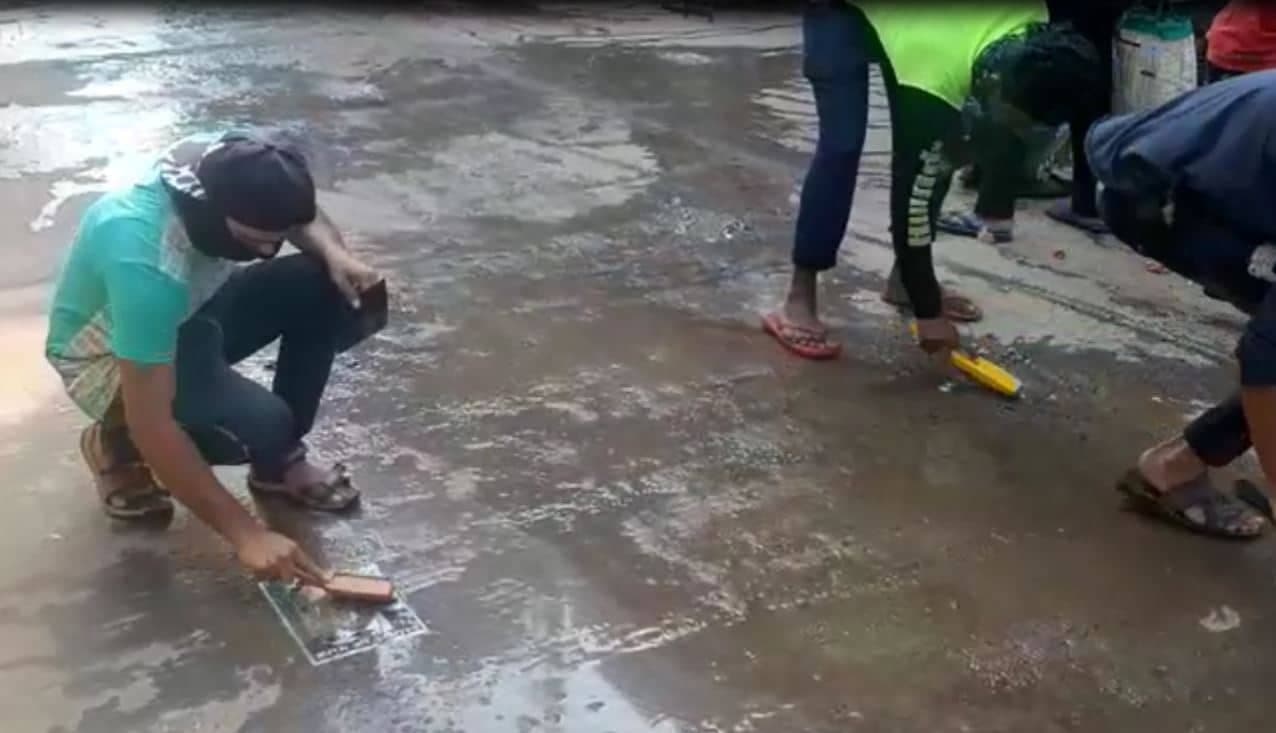 अलीराजपुर- रात में सड़कों पर लगाऐ गये फ्रांस राष्टपति मैक्रों के पोस्टर को सुबह नगर परिषद ने निकाला