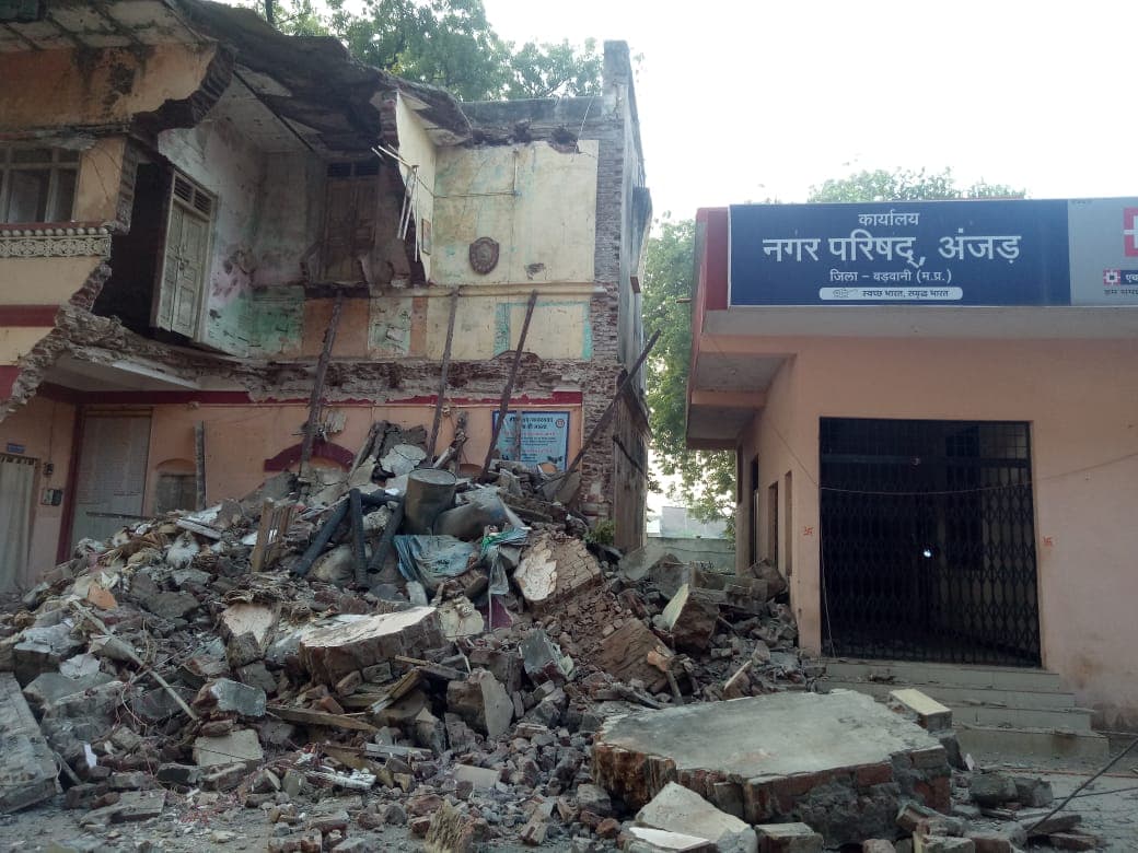 नगर परिषद की इमारत भरभराकर गिरी, कोई जनहानि नहीं