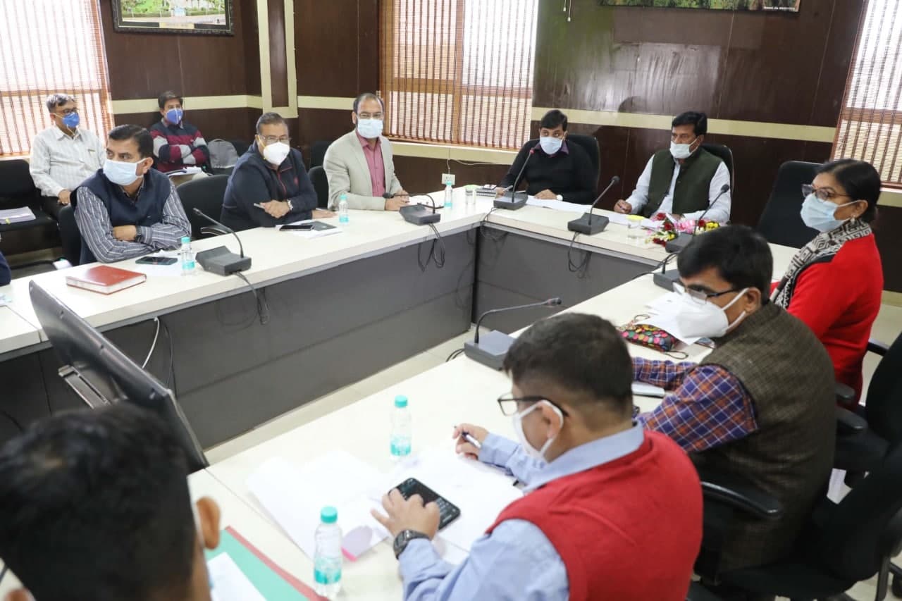 गुस्से में मंत्री, सड़कों की गुणवत्ता की जांच के निर्देश, लापरवाह पटवारी, पंचायत सचिव की जायेगी नौकरी