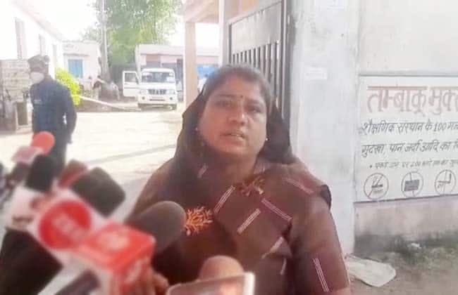 VIDEO: कांग्रेस प्रत्याशी आशा दोहरे के बिगड़े बोल, पुलिसकर्मियों को कुत्ता कह दिया!