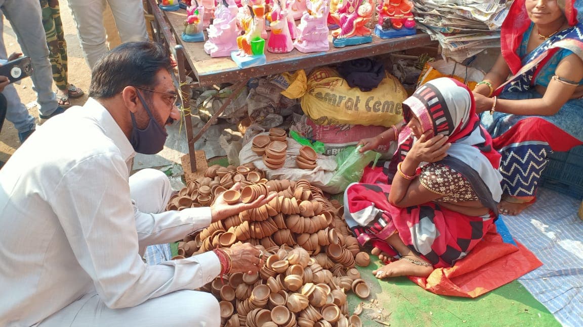 विधायक ने की स्थानीय बाजार से खरीदारी, हस्तनिर्मित उत्पादों को प्रोत्साहित करने पहुंचे