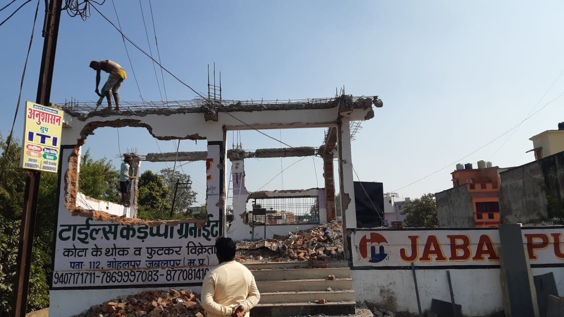 आज भी हुईं माफिया विरोधी कार्यवाही, कलेक्टर के निर्देश पर गोहलपुर में जमीदोज की गई बिल्डिंग