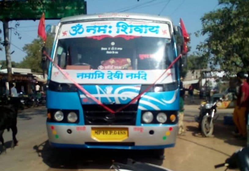 यात्री बस में अचानक लगी आग से मचा हड़कंप, जान बचाकर भागे लोग