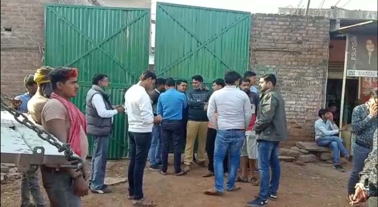 आंखों में मिर्ची झोंककरथाने से 100 मीटर की दूरी पर 18 लाख की लूट