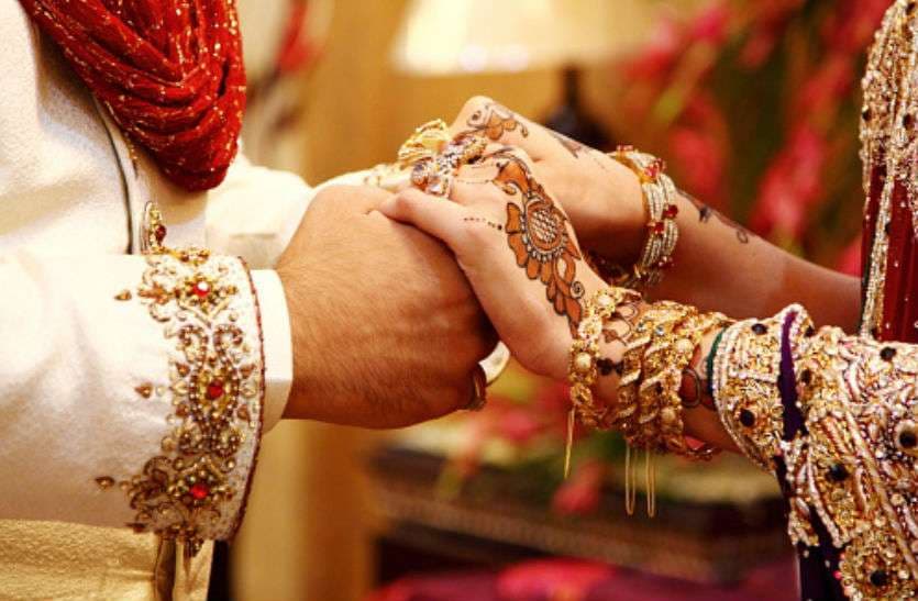 पहले तो दिया तलाक, फिर पत्नी ने कराई पति की उसकी गर्लफ्रेंड से शादी, जानिए पूरा मामला
