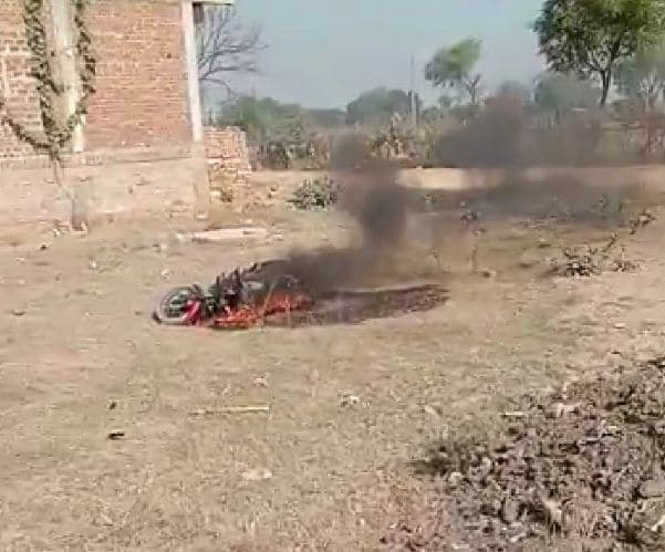 MP उपचुनाव 2020: यहां मतदान प्रभावित करने की कोशिश, फायरिंग, बाइक जलाई, EVM ही तोड़ दी