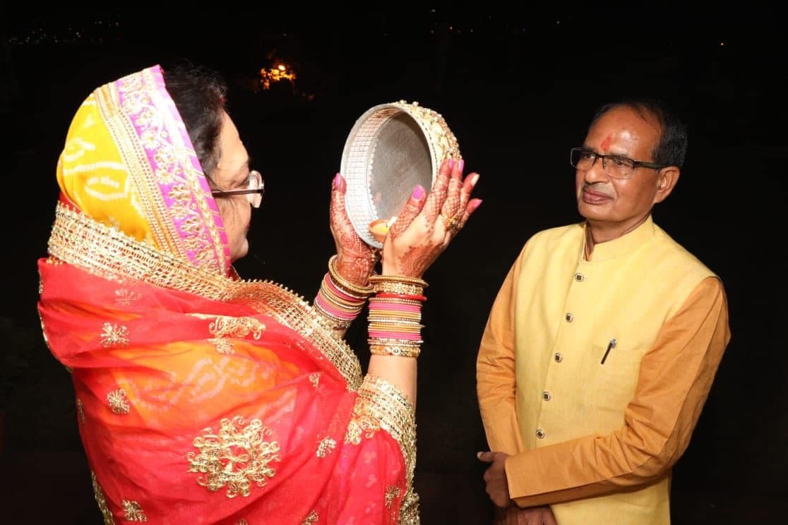सीएम शिवराज ने साधना सिंह को सुनाई करवाचौथ की कथा, पानी पिलाकर तुड़वाया व्रत