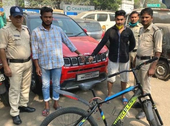 कारोबारी के बेटे ने 20 लाख की कार से चुराई 9 हजार की साईकिल, OLX पर बेच दिया