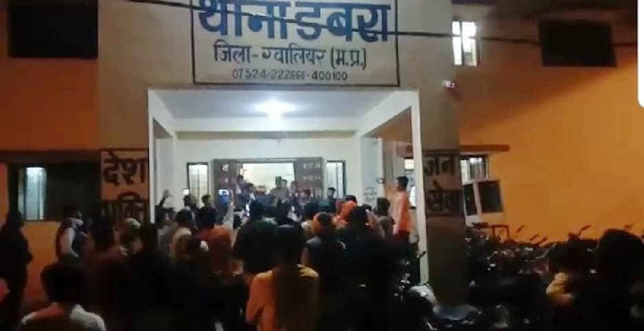 जुआ पकड़ने गए पुलिस दल पर हमला, आरक्षक के साथ जमकर मारपीट, लोगों ने थाने का घेराव किया