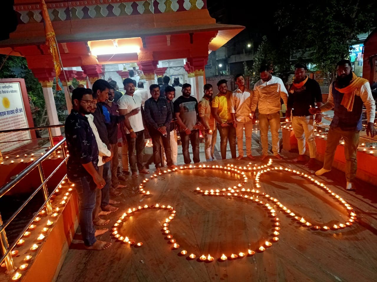 प्राचीन मनकामेश्वर मंदिर में सैंकड़ों दीप प्रज्जवलन, लोगों को बताया मिट्टी के दीपक का महत्व