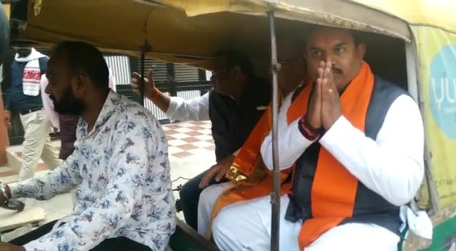 सांसद महेंद्र सिंह सोलंकी का सादगी भरा अंदाज, लोकल फॉर वोकल को दिया बढ़ावा, किया ऑटो से सफर