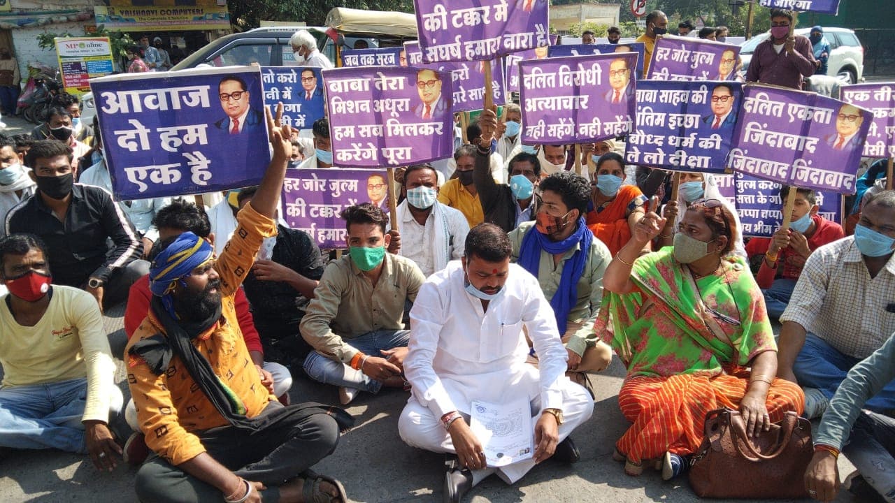 Indore News : मजदूर की मौत के बाद बवाल, कलेक्ट्रेट के बाहर धरना, मुआवजे की मांग