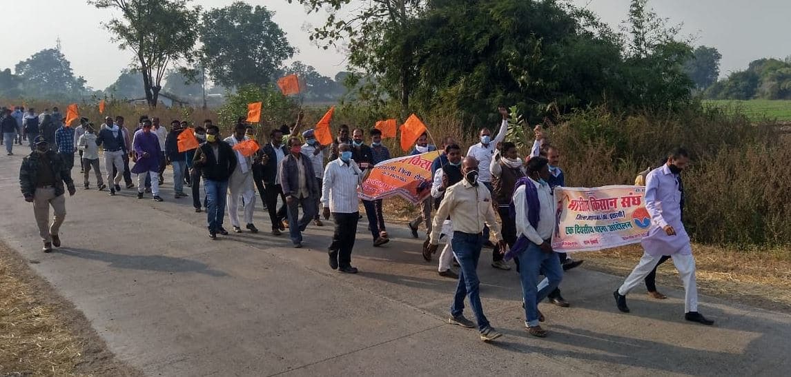 विद्युत विभाग के विरोध में उतरे किसान, सब स्टेशन का किया घेराव, अधिकारियों पर लगाया तानाशाही का आरोप
