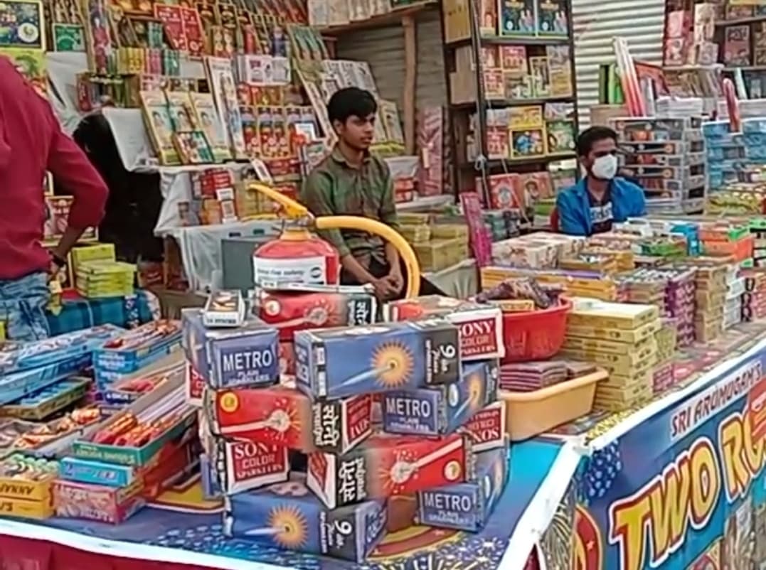 कोरोना और प्रशासन की सख्ती के चलते पटाखा व्यवसाई मायूस, बाजार में नहीं दिख रही रौनक