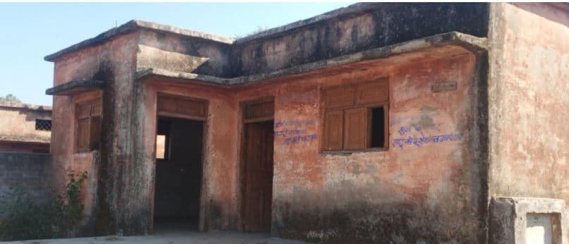 पंचायत भवनों पर दबंगों का तो कम्प्यूटर व अन्य सामग्री पर रोजगार सहायक और सरपंचों का कब्जा,