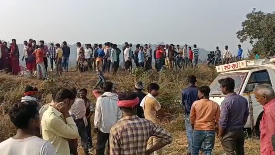 मजदूरों से भरा पिकअप वाहन पलटा, करीब 35 मजदूर घायल, दो गंभीर