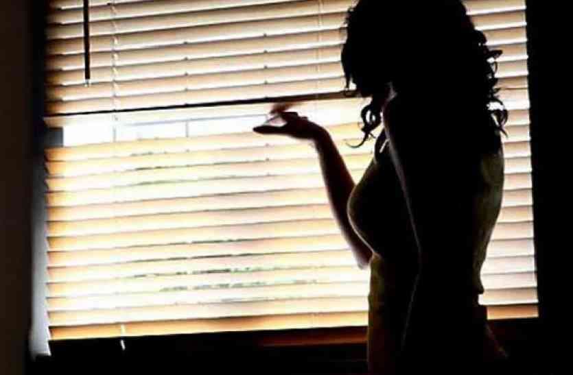 एक और हनीट्रैप: लड़की के जाल में फंसाकर करते थे ब्लैकमेल, नकली पुलिस मारती थी रेड