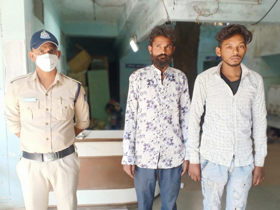 पिस्टल के साथ फोटोग्राफी करना पड़ा महंगा, हथियार सहित 2 गिरफ्तार