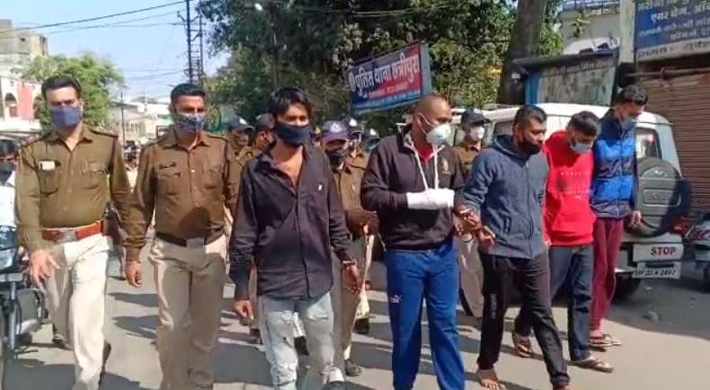 बीजेपी नेता के घर हमला करने वाले गुंडों का निकाला गया जुलूस, एसपी ने दी चेतावनी