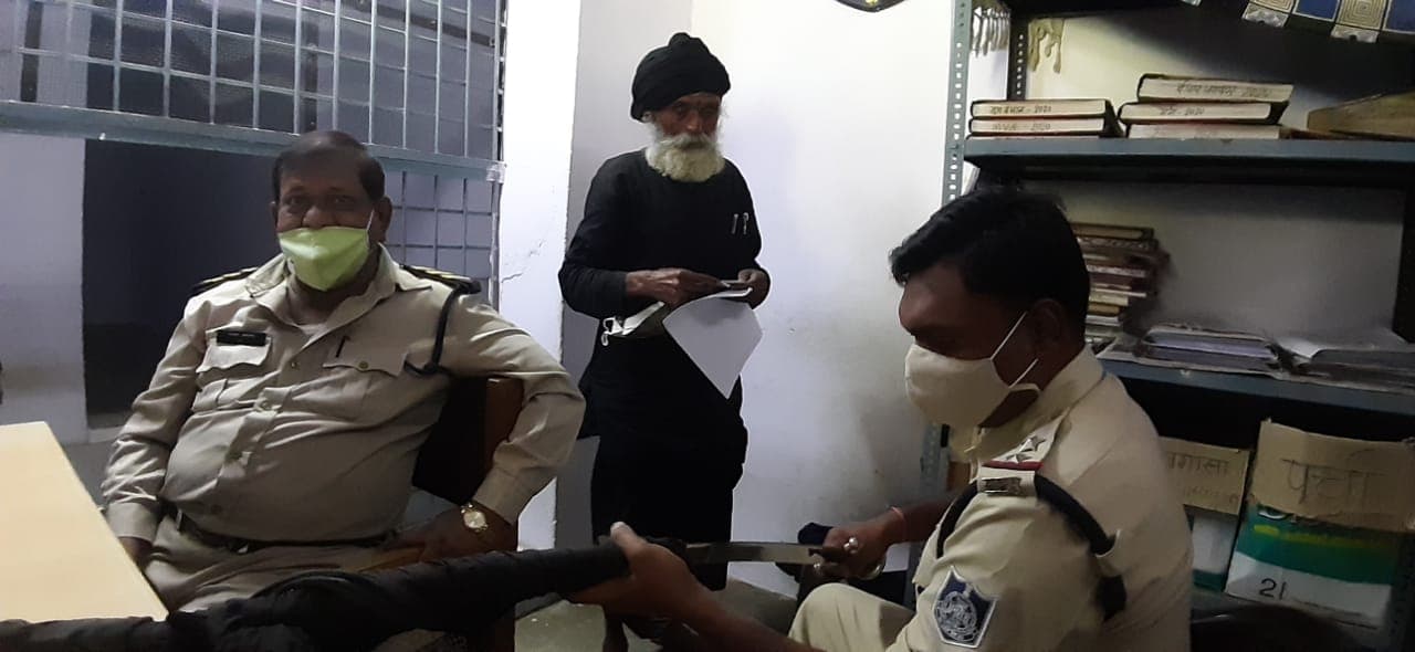 कलेक्ट्रेट में तलवार लिए घूम रहा था बुजुर्ग,  पुलिस ने लिया हिरासत में