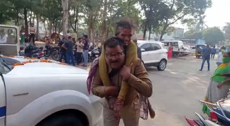 जबलपुर पुलिस ने पेश की मानवता की मिसाल, हर कोई कर रहा तारीफ, देखें वीडियो