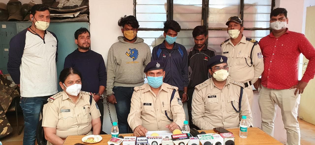 एक ही स्कूटी को पसंद करने वाले 2 शातिर वाहन चोर गिरफ्तार, 7 वाहन जब्त