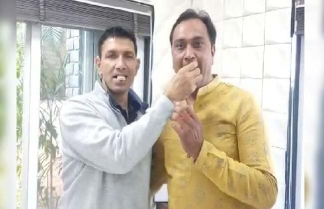 जब दिवाली पर जीतू से मिले जीतू, गले मिलकर दी बधाई