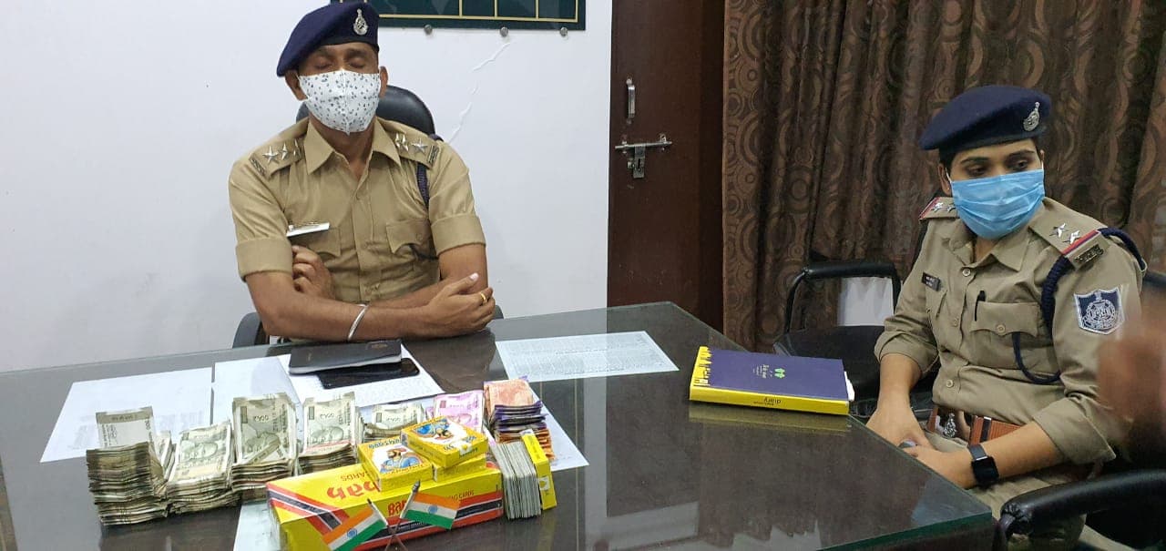 ओरछा रोड पुलिस ने मारा छापा,10 लाख 21 हजार का जुआ पकड़ा