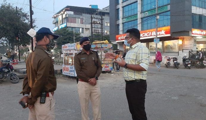 एक्शन में आए देवास एसपी, सड़क पर उतर कर काटे चालान
