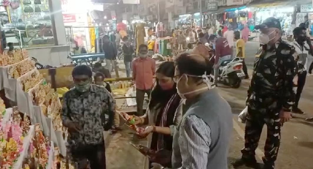 पुलिस अधीक्षक खरीदारी करने परिवार सहित बाजार पहुंचे, किया सभी नियमों का पालन